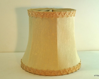 Paralume beige vintage francese: decorazione boho con frange rivestite in tessuto