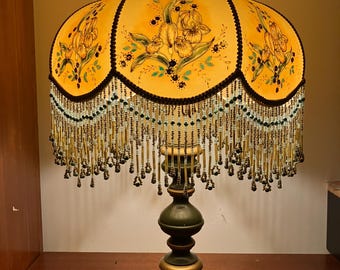 Lampe à poser vintage, perles et fleurs