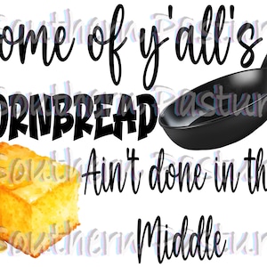 Puede incluir: Una sartén de hierro fundido negra con el texto "Some of y'all's cornbread ain't done in the middle" y una ilustración de acuarela de una rebanada de pan de maíz.