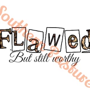 Op de afbeelding: Een zwart-witte afbeelding met het woord "Flawed" in een camouflagepatroon. De tekst "But still worthy" staat onder het woord "Flawed". De Bijbeltekst "Romeinen 5:8" staat links van het woord "Flawed".