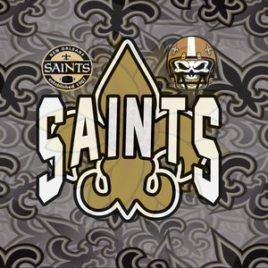 Peut inclure: Un logo Saints en or et blanc avec un motif de fleur de lys. Le logo est sur un fond de motifs de fleur de lys noirs et or. Le texte "Saints" est en blanc gras. Un petit cercle avec le texte "New Orleans Saints established 1967" est en haut à gauche. Un casque de football noir et or avec un motif de crâne est en haut à droite.