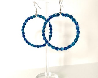 Makramee Ohrringe aus Wolle. Blaue Makramee Ohrringe. Blaue Creolen. Blaue Creolen. Blaue Makramee Wollohrringe. Geschenke für Freunde. Geschenke.