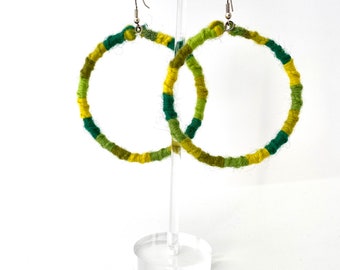 Makramee Ohrringe aus Wolle. Grüne Creolen. Grüne Creolen. Grüne Makrameeohrhänger. Grüner Makrameeschmuck. Geschenk für Mama. Geschenk für die Tochter.