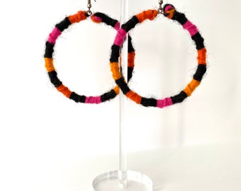 Makramee Ohrringe aus Wolle. Handgefertigte Creolen. Mehrfarbige Creolen. Rosa Creolen. Orange Creolen. Schwarze Creolen.