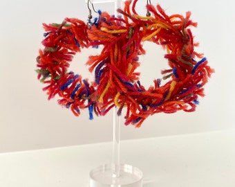 Ohrringe aus Wolle. Gehäkelte Creolen aus Wolle. Mehrfarbige Creolen. Mehrfarbige Creolen. Rote Creolen. Rote Creolen. Geschenk für Mama. Geschenk.