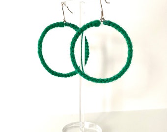 Makramee Ohrringe aus Wolle. Grüne Creolen. Grüne Creolen. Grüne Makrameeohrhänger. Geschenke für Freunde. Geschenk für Mama.