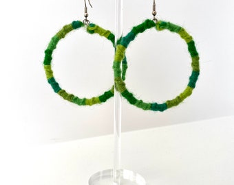 Makramee Ohrringe aus Wolle. Grüne Makrameeohrhänger. Grüner Makrameeschmuck. Makramee Schmuck. Grüne Creolen. Grüne Creolen. Geschenke für Mama.