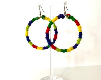 Makramee Ohrringe aus Wolle. Bunte Ohrringe aus Wolle. Mehrfarbige Creolen. Mehrfarbige Creolen. Geschenke für Freunde. Geburtstagsgeschenke.