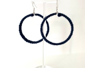 Makramee Ohrringe aus Wolle. Marineblaue Creolen. Marineblaue Creolen. Marineblaue Ohrringe. Makramee blaue Ohrringe. Geschenke für Freunde. Geschenke.