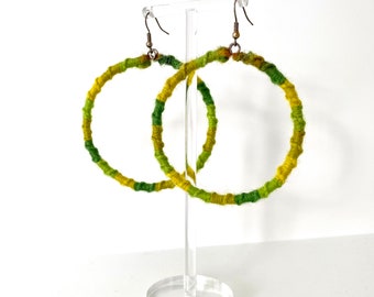 Makramee Ohrringe aus Wolle. Grüne Makrameeohrhänger. Grüne Creolen. Grüne Creolen. Makramee Ohrringe. Makramee Schmuck. Geschenke für Freunde.