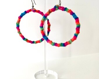 Makramee Ohrringe aus Wolle. Makramee Ohrringe. Neon Creolen. Neon Creolen. Neonpink Schmuck. Neon blau Schmuck. Neon grüner Schmuck. Neon.