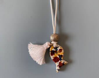 Handgefertigte Keramikkette Fisch mit Achatperle & Quaste