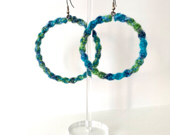 Makramee Ohrringe aus Wolle. Blaue Creolen. Blaue Creolen. Grüne Creolen. Grüne Creolen. Hellblaue Creolen. Hellgrüne Creolen. Geschenk