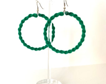 Makramee Ohrringe aus Wolle. Grüne Makrameeohrhänger. Grüne Creolen. Grüne Creolen. Grüne Makrameeohrhänger. Geschenke für Freunde. Geschenke für Mama.