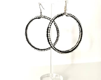 Makramee Ohrringe aus Wolle. Schwarze Creolen. Weiße Creolen. Schwarze Creolen. Weiße Creolen. Schwarze und weiße Creolen. Geschenke für Freunde.