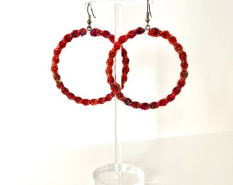 Makramee Ohrringe aus Wolle. Mehrfarbige Creolen. Mehrfarbige Creolen. Rote Creolen. Rote Creolen. Geschenke für Freunde. Geburtstagsgeschenke.