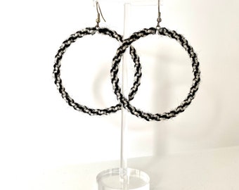 Makramee Ohrringe aus Wolle. Schwarze und weiße Creolen. Schwarz und weiße Creolen. Makramee Creolen. Schwarze Creolen. Geschenke.