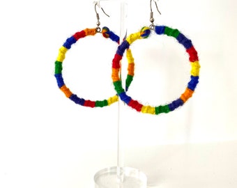 Makramee Ohrringe aus Wolle. Mehrfarbige Creolen. Gelbe Creolen. Orange Creolen. Rote Creolen. Blaue Creolen. Geschenk