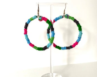 Makramee Ohrringe aus Wolle. Grüne Creolen. Magenta Creolen. Graue Creolen. Blaue Creolen. Makramee Ohrringe. Geschenke.