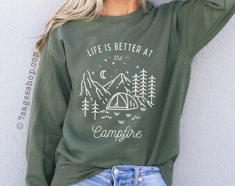 Het leven is beter bij het kampvuur sweatshirt, camping sweatshirt, camping cadeau, camping shirt, camping truien, outdoorsy, unisex crewneck