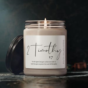 Vela con versículo bíblico de cera de soja de 255 g / 2 Timoteo 1:7 Escritura cristiana, vela aromática / Cera de soja natural y ecológica / Regalo cristiano