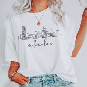 Camicia Milwaukee, Regalo Milwaukee, Skyline Art, Paesaggio urbano, T-shirt girocollo morbida, Regalo unico Wisconsin, T-shirt