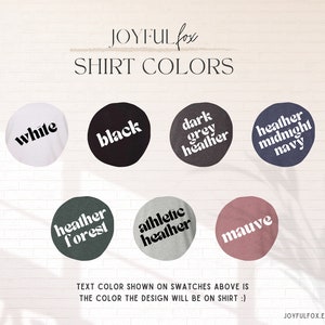 K&ouml;nnte beinhalten: Bild mit T-Shirt-Farboptionen: Wei&szlig;, Schwarz, Dunkelgrau-Melange, Heather Midnight Navy, Heather Forest, Athletic Heather und Mauve. Text: "JOYFUL fox SHIRT COLORS". Die Textfarbe auf den Farbfeldern ist die Farbe des Designs.