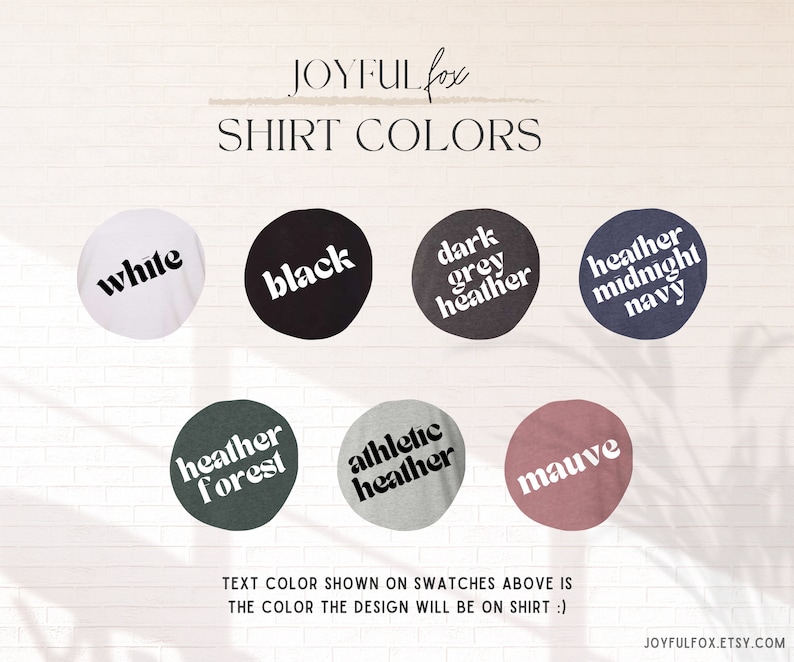 K&ouml;nnte beinhalten: Bild mit T-Shirt-Farboptionen: Wei&szlig;, Schwarz, Dunkelgrau-Melange, Heather Midnight Navy, Heather Forest, Athletic Heather und Mauve. Text: "JOYFUL fox SHIRT COLORS". Die Textfarbe auf den Farbfeldern ist die Farbe des Designs.