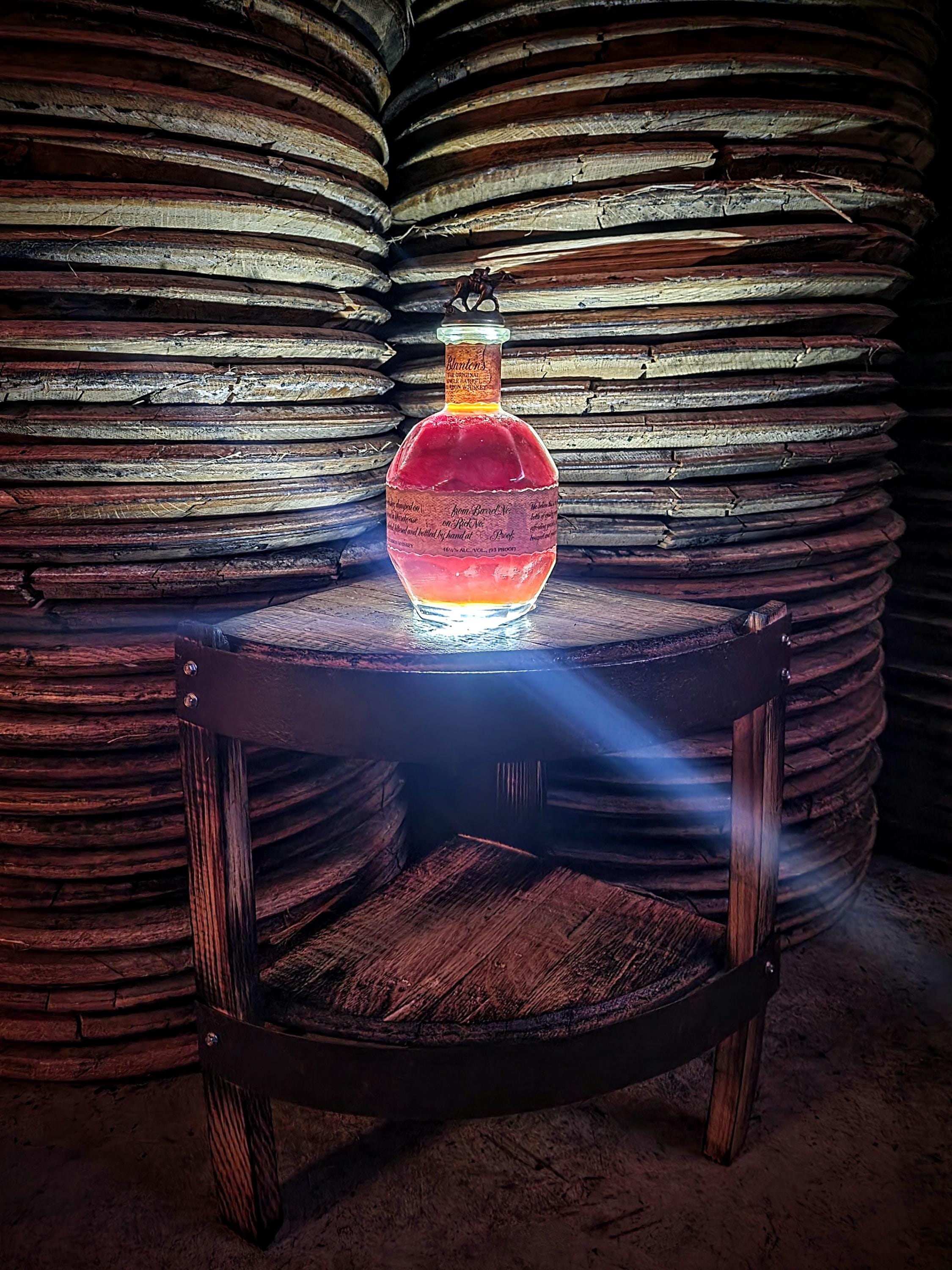 Table d'angle en forme de tonneau de whisky recyclé