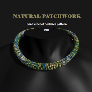 Puede incluir: Un patrón de collar de crochet de cuentas en formato PDF. El collar está hecho con cuentas beige, verdes y azules. El patrón se llama "Natural Patchwork".