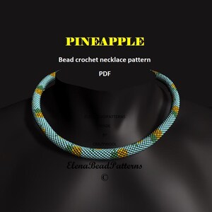 Puede incluir: Un collar de cuentas azul turquesa con un patrón de piña. El collar está hecho con cuentas amarillas, verdes y azul turquesa. La imagen incluye el texto "PINEAPPLE Bead crochet necklace pattern PDF".