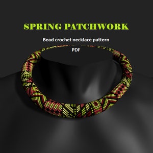 Può includere: Uno schema per un collier a uncinetto con perline in formato PDF. Il collier è realizzato con perline rosse, verdi e nere in un motivo geometrico. Lo schema si chiama "Spring Patchwork".