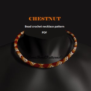 Könnte beinhalten: Ein Perlen-Häkel-Kettenmuster im PDF-Format. Die Kette ist aus braunen, roten und weißen Perlen in einem geometrischen Muster gefertigt. Das Muster heißt "Chestnut" und stammt von Elena Bead Patterns.