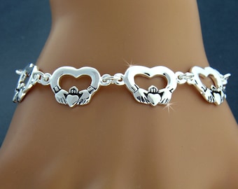 Può includere: Braccialetto d'argento con una catena e più ciondoli a forma di cuore intrecciati. Ogni ciondolo a forma di cuore presenta un design a nodo celtico.