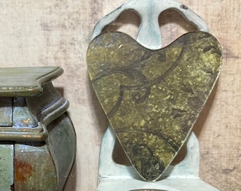 Espejo de casa de muñecas en miniatura, antiguo, desgastado, vintage, mini, 1 pulgada, escala 12, tocador, estante, corazón, embrujado, abandonado, romántico, pequeño, viejo