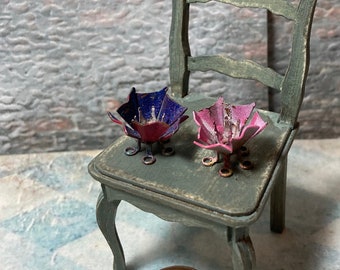 Candelabro en miniatura para casa de muñecas, escala 12, 1 pulgada, estilo shabby, artesanal, mini, pequeño, campestre, de metal, vintage, antiguo, OOAK, esmalte de color peculiar, viejo