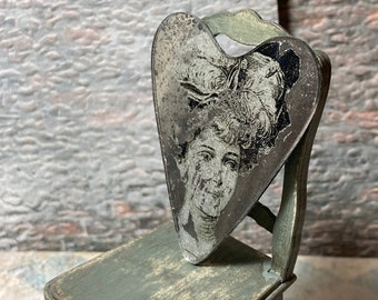 Muñeca miniatura casa espejo aparador estante antiguo angustiado corazón en mal estado señora victoriana romántica vintage mini 1 pulgada 12 escala diminuta vieja