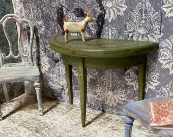 Casa de muñecas en miniatura consola mesa media luna demi lune Sonia Messer vintage madera antigua entrada de pasillo mini 1 pulgada 12 muebles en mal estado chippy