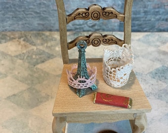 Casa de muñecas en miniatura de 1 pulgada a escala 12, Torre Eiffel, corona de metal, princesa, barra de chocolate, mini París, shabby, elegante, vintage, antiguo, diminuto, viejo