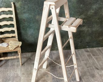 Escalera plegable en miniatura, madera blanca desgastada (escala 1:12)