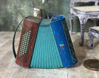 Acordeón en miniatura – Accesorio vintage francés de cartulina (escala 1:12)