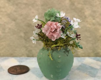 Casa de muñecas en miniatura con hortensias, cosmos, hiedra, maceta, urna, mini invernadero, 1 pulgada, escala 12, estilo campestre realista
