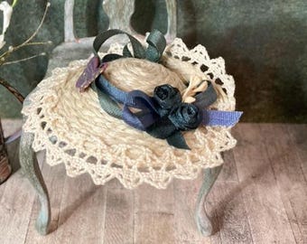 Gorro de pastora para casa de muñecas del siglo XVIII con rosas de cinta de seda, cofia de pastora de lino natural.