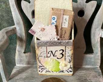 Buzón miniatura de estilo shabby chic con pequeñas cartas y paquete, correo para casa de muñecas