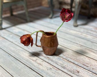Tulipanes miniatura realistas en una jarra de cobre antigua (escala 1:12 para casas de muñecas).