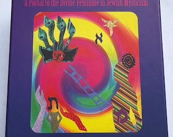 以下が含まれることがあります： 「The Shechinah Oracle」というタイトルと「A Portal to the Divine Feminine in Jewish Mysticism」というサブタイトルが付いた長方形の箱。表紙には、孔雀の羽のデザインと「Rabbi Geela Rayzel Raphael」という名前が描かれたカラフルな抽象芸術が描かれています。