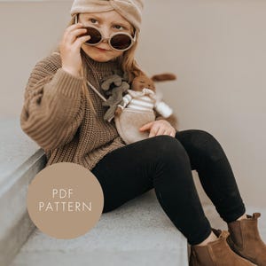 Puede incluir: Juego de tres tazas de cerámica con acabado moteado y mate. Las tazas son de color crema, marrón claro y marrón oscuro. Cada taza tiene un diseño simple y minimalista.