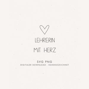 Puede incluir: Gráfico de descarga digital con el texto "LEHRERIN MIT HERZ" (Maestra con corazón) en un estilo manuscrito, con un símbolo de corazón encima del texto. Debajo del texto están las palabras "SVG PNG DIGITALER DOWNLOAD - HANDGEZEICHNET". El fondo es de color beige claro.