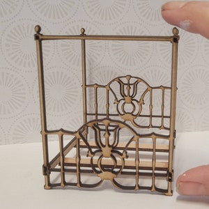 Puede incluir: Un modelo de madera de una cama con dosel con detalles intrincados. El marco de la cama est&aacute; hecho de madera fina y tiene un dise&ntilde;o decorativo.