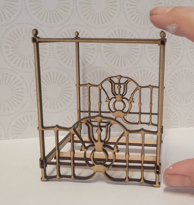 Puede incluir: Un modelo de madera de una cama con dosel con detalles intrincados. El marco de la cama est&aacute; hecho de madera fina y tiene un dise&ntilde;o decorativo.